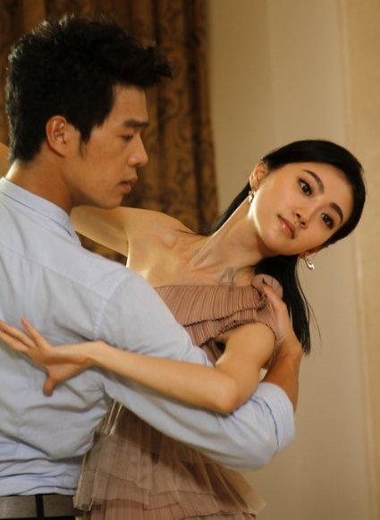 记者：里昂仍希望签回本泽马，切尔西也对他有意