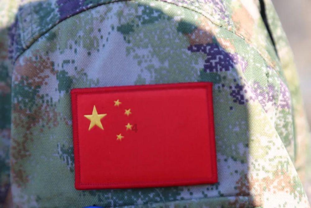 秦岚又带火了一种穿搭，叫“上面去上班，下面去约会”，时髦养眼